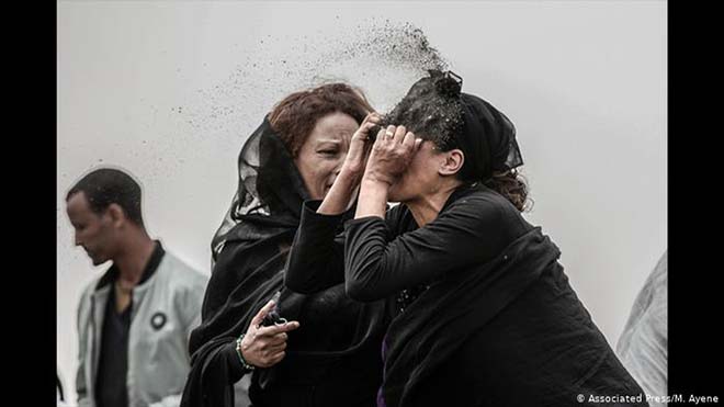 صورة المرأة التي تبكي على سقوط طائرة الركاب في اتيوبيا